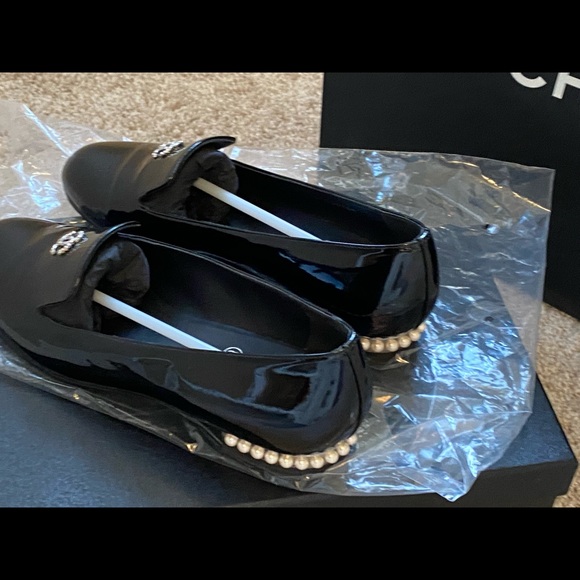 Chanel Patent Pearl Loafers Size 35.5 - Picture 3 of 11
